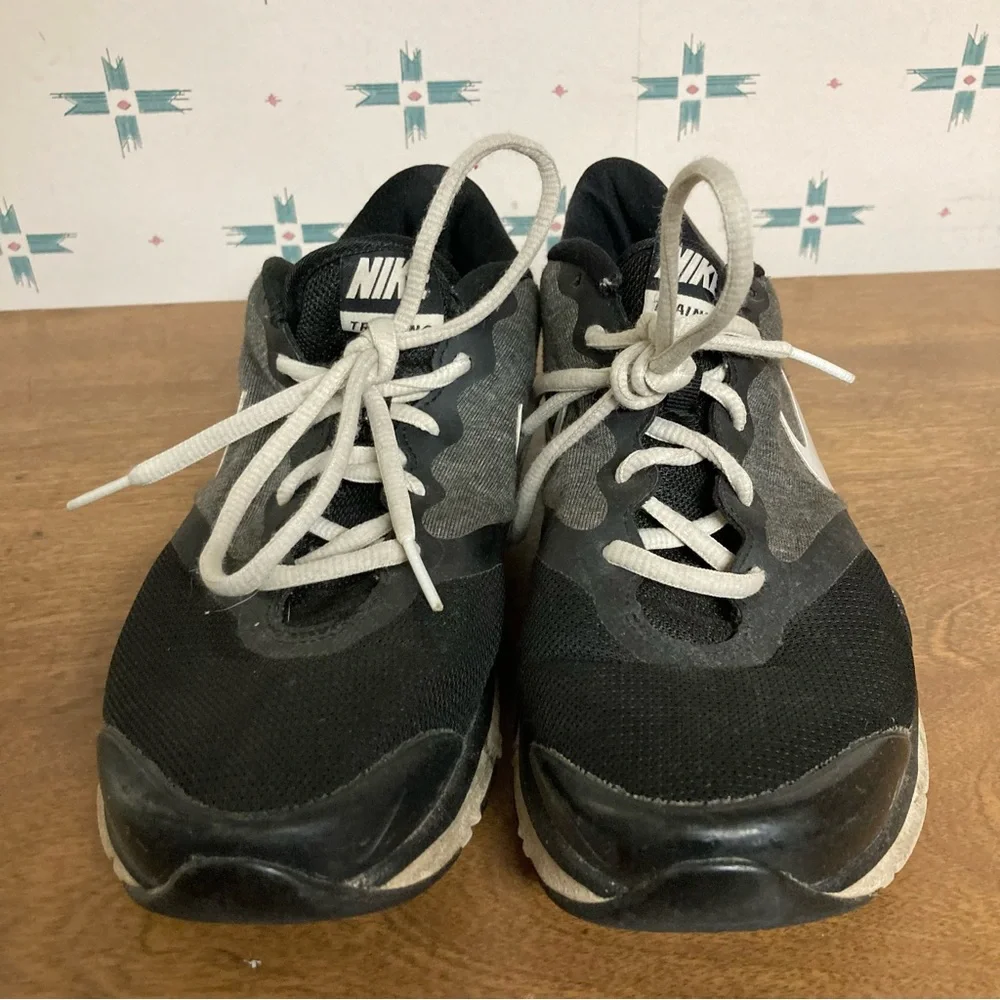 NIKE Lightweight Gray & Black Gym Shoes 8